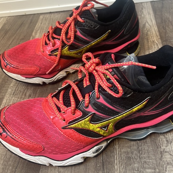 Mizuno Dynomotion Red & Yellow athletic Sneaker size 9.5 - Picture 4 of 13